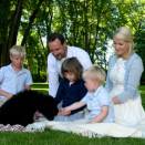 The Crown Prince and Crown Princess' family in the garden at Bygdø, enjoying their new puppy Milly Kakao (Photo: Veronica Melå, The Royal Court)